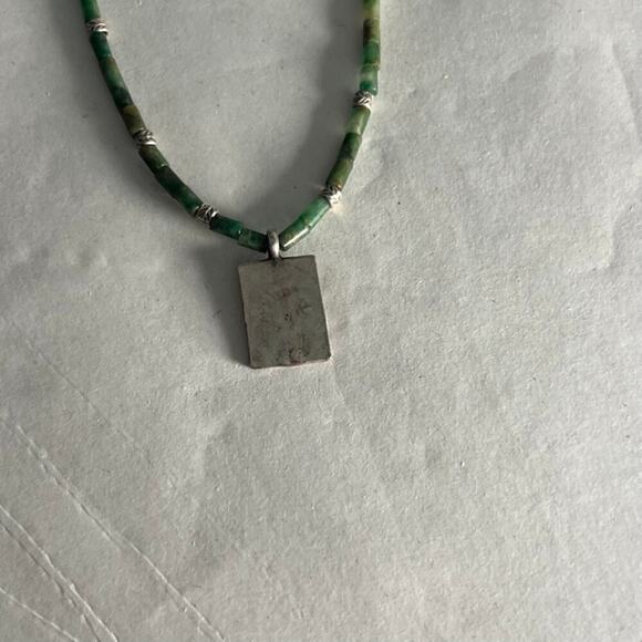 Green beaded necklace silver square fish pendant - Picture 4 of 5